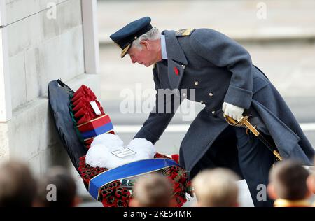 Photo du dossier datée du 08/11/20 du prince de Galles d'alors (aujourd'hui le roi Charles III) dépose une couronne pendant le service du dimanche du souvenir au Cenotaph, à Whitehall, Londres. La famille royale sera en vigueur dimanche pour un service émouvant du jour du souvenir - le premier depuis la mort de la Reine. Le roi jettera une nouvelle couronne de coquelicot incorporant un ruban de ses couleurs de course, avec le design en hommage à celles utilisées à la fois par sa mère défunte et son grand-père George VI Date de publication : jeudi 10 novembre 2022. Banque D'Images