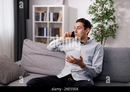 Homme parlant émotionnellement sur mobile Banque D'Images