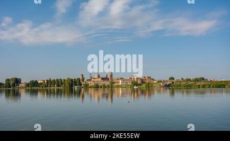 Vue panoramique sur la ville médiévale de Mantoue (Mantoue) avec le lac (Lago di Mezzo) - Italie Banque D'Images