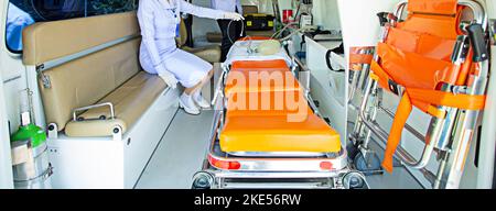 Nakhon si Thammarat, Thaïlande, 20 novembre 2021, à l'intérieur d'une ambulance, l'ambulance transporte les patients gravement malades à l'hôpital. Banque D'Images