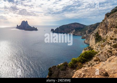 Vue aérienne d'un beau coucher de soleil sur l'île d'es Vedra depuis Cap Llentrisca, Espagne Banque D'Images