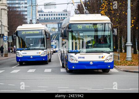 Riga, Lettonie - 4 novembre 2022: Trafic public de trolleybus dans les rues du centre-ville au milieu d'une journée de travail Banque D'Images