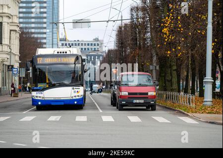 Riga, Lettonie - 4 novembre 2022: Trafic public de trolleybus dans les rues du centre-ville au milieu d'une journée de travail Banque D'Images