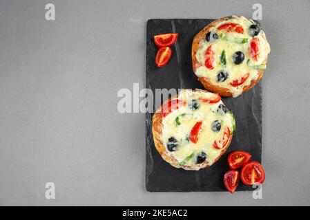 Tortillas indiens, pizza maison en Inde sur fond gris. Espace vide pour le texte Banque D'Images