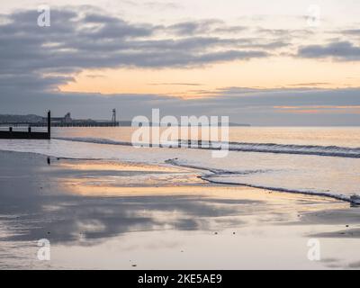 Dawn sur la plage en direction de la jetée et Hengistbury Head, Bournemouth, Dorset, Angleterre Banque D'Images
