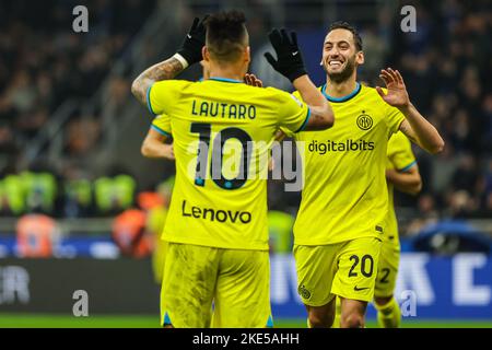 Milan, Italie. 09th novembre 2022. Hakan Calhanoglu du FC Internazionale (R) fête avec Lautaro Martinez du FC Internazionale (L) lors de la série Un match de football 2022/23 entre le FC Internazionale et le FC de Bologne au stade Giuseppe Meazza, Milan, Italie sur 09 novembre 2022 - photo FCI/Fabrizio Carabelli/SOPA Images crédit: SOPA Images Limited/Alay Live News Banque D'Images