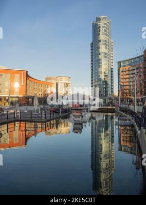 No.1 Tower (Lipstick) et d'autres appartements se reflètent dans Canalside, Gunwharf Quays, Portsmouth, Hampshire, Angleterre Banque D'Images