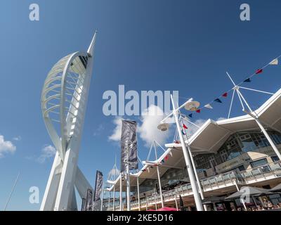 Spinnaker Tower et restaurants, Gunwharf Quays, Portsmouth, Hampshire, Angleterre, ROYAUME-UNI Banque D'Images