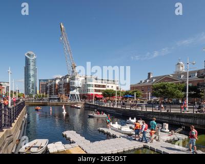 Canalside avec grue de quai et Tour n° 1 (Lipstick), Gunwharf Quays, Portsmouth, Hampshire, Angleterre, ROYAUME-UNI Banque D'Images