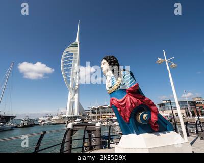 Figure de proue du HMS Marlborough et de la tour Spinnaker, Gunwharf Quays, Portsmouth, Hampshire, Angleterre, ROYAUME-UNI Banque D'Images