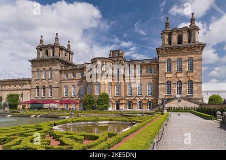 Angleterre, Oxfordshire, Woodstock, Palais de Blenheim depuis les terrasses aquatiques. Banque D'Images