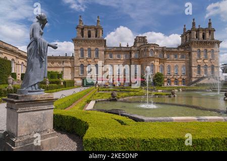 Angleterre, Oxfordshire, Woodstock, Palais de Blenheim depuis les terrasses aquatiques. Banque D'Images