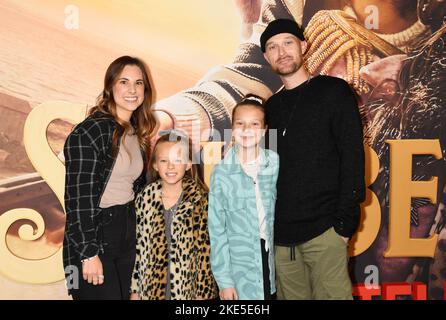 CENTURY CITY, CA - NOVEMBRE 09 : la famille Johnson participe à la première de Netflix's 'lumberland' à AMC Century City 15 sur 09 novembre 2022 Banque D'Images