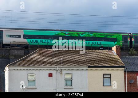 Avanti Pendolino opportunité train climatique passant par le viaduc de Runcorn sur la ligne principale de la côte ouest. Le train à grande vitesse a été enveloppé dans une uniq Banque D'Images