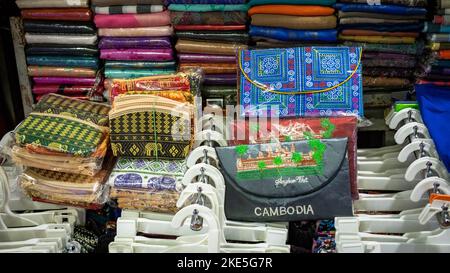 Sacs, foulards et autres souvenirs enterrés dans le marché russe de Phnom Penh, au Cambodge. Banque D'Images