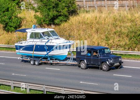 OCCASUS SSR 126706 BATEAU À moteur BENETEAU remorqué par Land Rover Defender 110 X TD sur l'autoroute M6, Royaume-Uni Banque D'Images