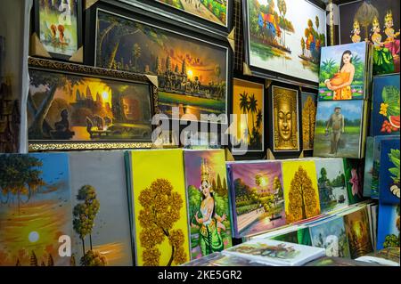 Peintures colorées représentant des scènes cambodgiennes traditionnelles à vendre dans une cabine du marché russe de Phnom Penh, au Cambodge. Banque D'Images