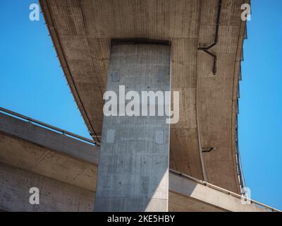 BÂLE, SUISSE, 7 JUILLET 2022 : rues de la nouvelle ville de Bâle, transports publics urbains, journée ensoleillée d'été dans la ville. vue de fond du pont autobahn Banque D'Images