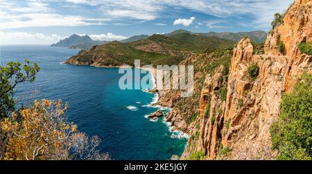 Magnifique paysage marin avec les formations rocheuses scénographiques connues sous le nom de Calanques de Piana. Corse, France. Banque D'Images