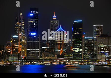 Sydney, Nouvelle-Galles du Sud, Australie : de grands bâtiments de Sydney autour de Circular Quay la nuit. Vue nocturne du centre-ville de Sydney. Banque D'Images