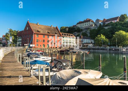 Port et maisons historiques dans la ville médiévale de Meersburg au lac de Constance, Bade-Wurtemberg, Allemagne Banque D'Images