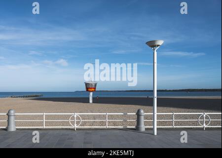 Travemünde, Allemagne - 10 26 2022: Plage vide avec tour DLRG après la fin de la saison Banque D'Images