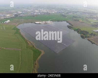 Plus grand parc solaire flottant d'Europe sur un lac d'extraction de sable, Bomhofsplas à Zwolle, aux pays-Bas. Extraction durable d'énergie renouvelable Banque D'Images