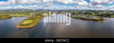 VILLE DE DONEGAL, COMTÉ DE DONEGAL, IRLANDE - SEPTEMBRE 22 2022 : le bateau-bus arrivant à la ville. Banque D'Images