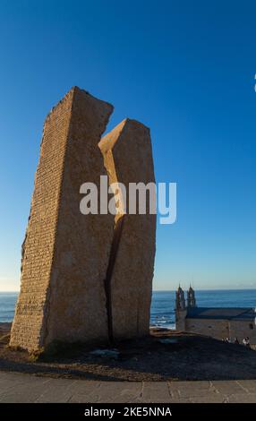 Muxia, Galice, Espagne - 30 août 2022: Monument de la Herida à la marée noire qui a déversé le pétrolier Prestige à la côte galicienne Banque D'Images