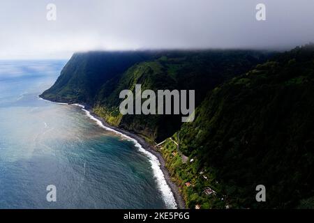 Hautes falaises sur la partie orientale de l'île de Sao Miguel aux Açores, au Portugal, en Europe Banque D'Images