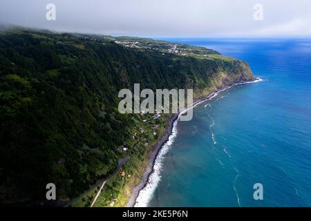 Hautes falaises et petits villages sur la partie orientale de l'île de Sao Miguel aux Açores, au Portugal, en Europe Banque D'Images