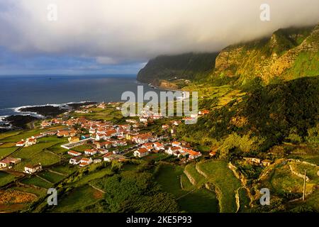 Vue aérienne du village de Faja grande, village traditionnel sur la côte ouest de l'île de flores, Açores, Portugal Banque D'Images