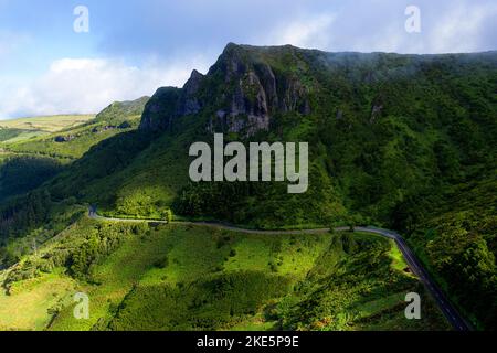 Vue aérienne d'une route pittoresque près des falaises de Rocha dos Bordões sur la partie ouest de l'île de flores, açores, portugal Banque D'Images