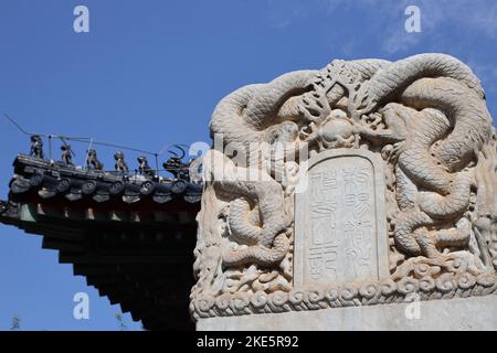 Un gros plan de blanc traditionnel chinois de tablette de pierre dans le temple de Zhihua, Pékin sous ciel bleu Banque D'Images