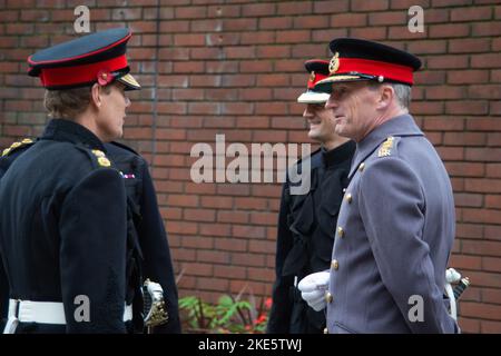 Londres, Royaume-Uni. 10th novembre 2022. Tenue de route et parade de passage pour le régiment de Cavalerie de la maison. Major général Christopher John Ghika , caméra droite. Le général Sir Adrian Bradshaw KCB OBE GL a inspecté la dernière course en kit du régiment monté de cavalerie de la maison à la caserne Knightsbridge et à Hyde Park sur Rotten Row. Le commandant est le Lt-colonel Thomas Armitage. Crédit : Peter Hogan/Alay Live News Banque D'Images