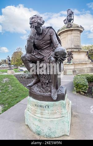 Gros plan de la statue du personnage de Hamlet de William Shakespeare dans les jardins de Bancroft, Stratford-upon-Avon, Warwickshire, Royaume-Uni, le 8 novembre 2022 Banque D'Images