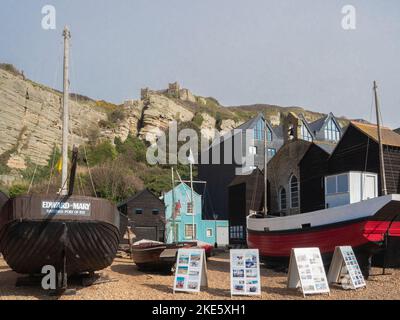 Bateaux de pêche et huttes, Hastings, East Sussex, Angleterre Banque D'Images