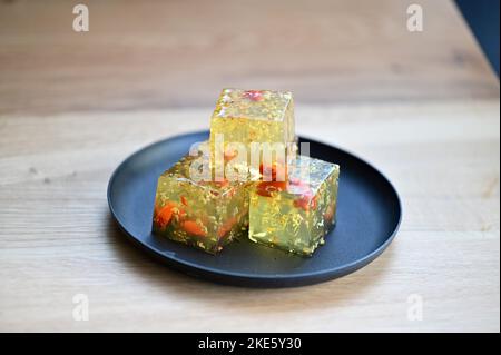 Osmanthus Jelly présenté sur une plaque en cubes. Octobre 2022. Banque D'Images