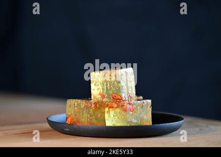 Osmanthus Jelly présenté sur une plaque en cubes. Octobre 2022. Banque D'Images