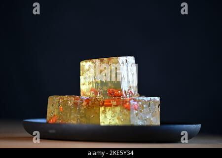 Osmanthus Jelly présenté sur une plaque en cubes. Octobre 2022. Banque D'Images