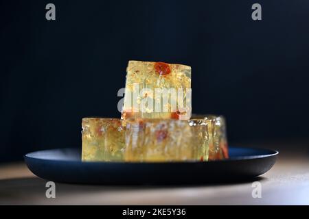 Osmanthus Jelly présenté sur une plaque en cubes. Octobre 2022. Banque D'Images