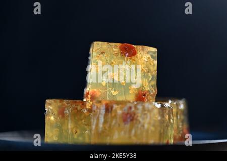 Osmanthus Jelly présenté sur une plaque en cubes. Octobre 2022. Banque D'Images