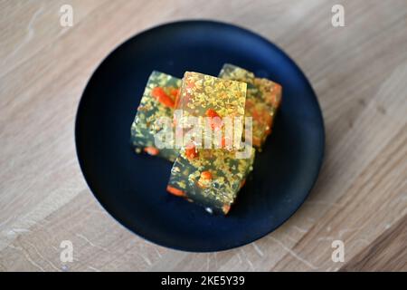 Osmanthus Jelly présenté sur une plaque en cubes. Octobre 2022. Banque D'Images