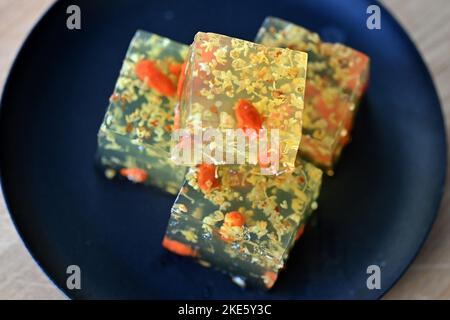 Osmanthus Jelly présenté sur une plaque en cubes. Octobre 2022. Banque D'Images