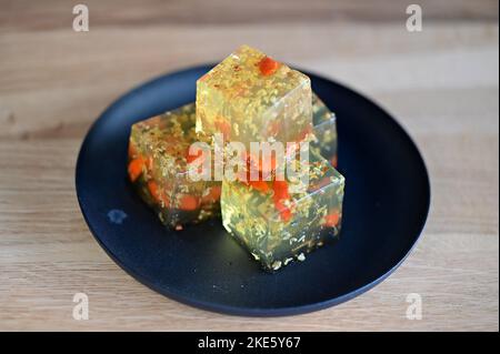 Osmanthus Jelly présenté sur une plaque en cubes. Octobre 2022. Banque D'Images