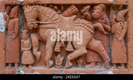 Détail d'hommes avec sculpture en terre cuite de cheval complexe au temple hindou médiéval de Kantaji aka Kantajew à Kantanagar, district de Dinajpur, Bangladesh Banque D'Images