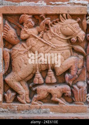 Détail de l'homme à cheval avec sculpture en terre cuite de chien au temple hindou médiéval de Kantaji aka Kantajew à Kantanagar, district de Dinajpur, Bangladesh Banque D'Images