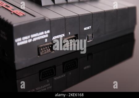 Sinclair Spectrum +3 ordinateur personnel, port joystick et bouton de réinitialisation sur le côté de la machine Banque D'Images