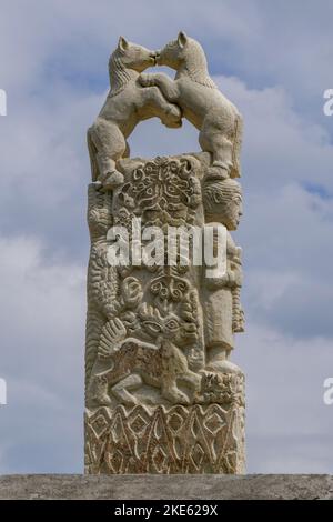 Belle sculpture en pierre avec des chevaux, des cerfs, des crocodiles, des écrevisses et des humains sur le tombeau mégalithique de Pau Rande, île de Sumba, Nusa Tenggara est, Indonésie Banque D'Images