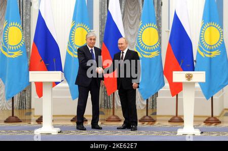 Moscou, Russie. 10 février 2022. Moscou, Russie. 10 février 2022. Le président russe Vladimir Poutine va la main avec le président kazakh Kassym-Jomart Tokayev, parti, à la suite d’une conférence de presse conjointe à la suite de pourparlers bilatéraux au Kremlin, à 10 février 2022, à Moscou, en Russie. Credit: Mikhail Klimentyev/Kremlin Pool/Alamy Live News Banque D'Images